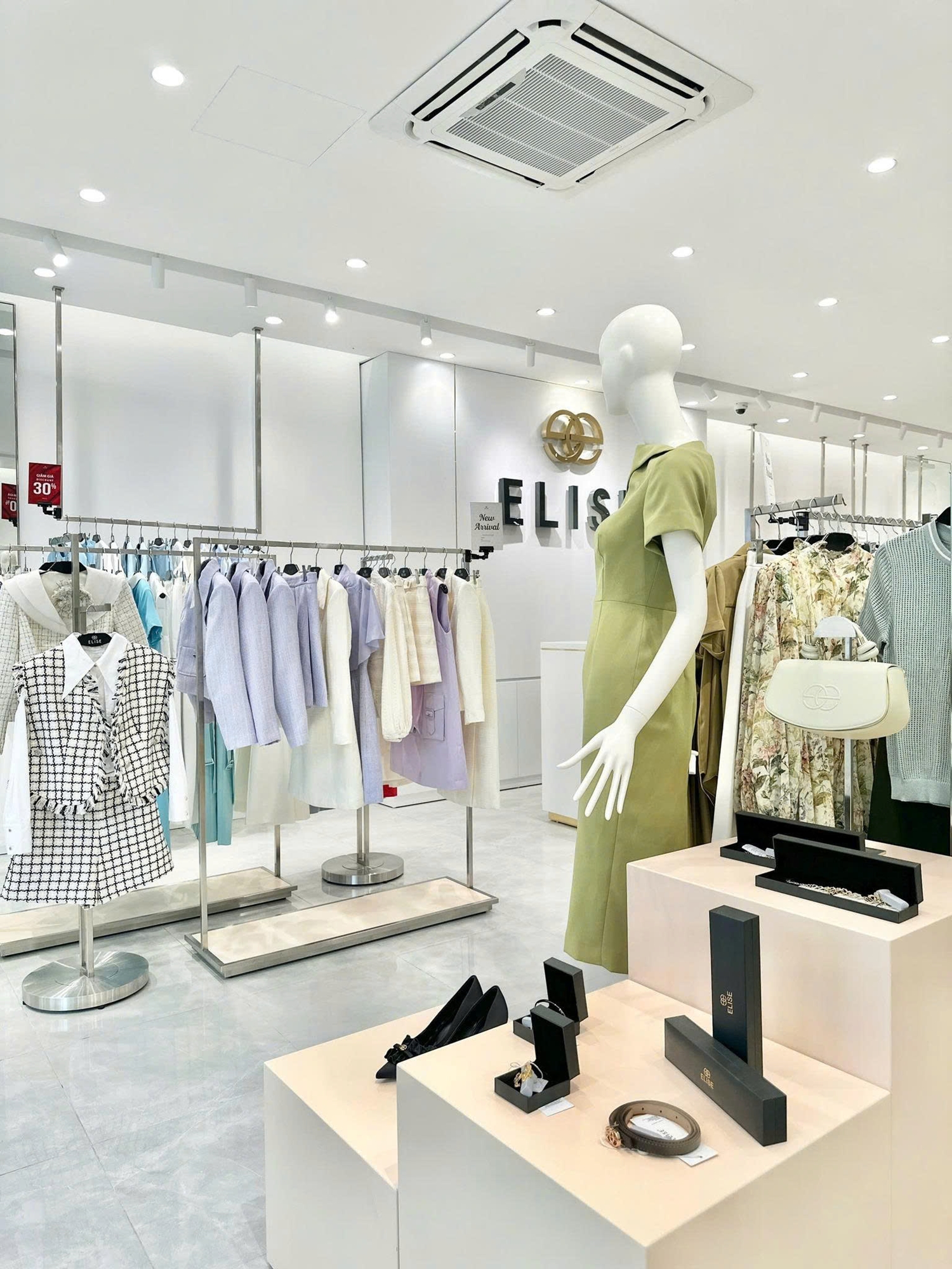 Đèn led showroom Elise Cẩm Phả 